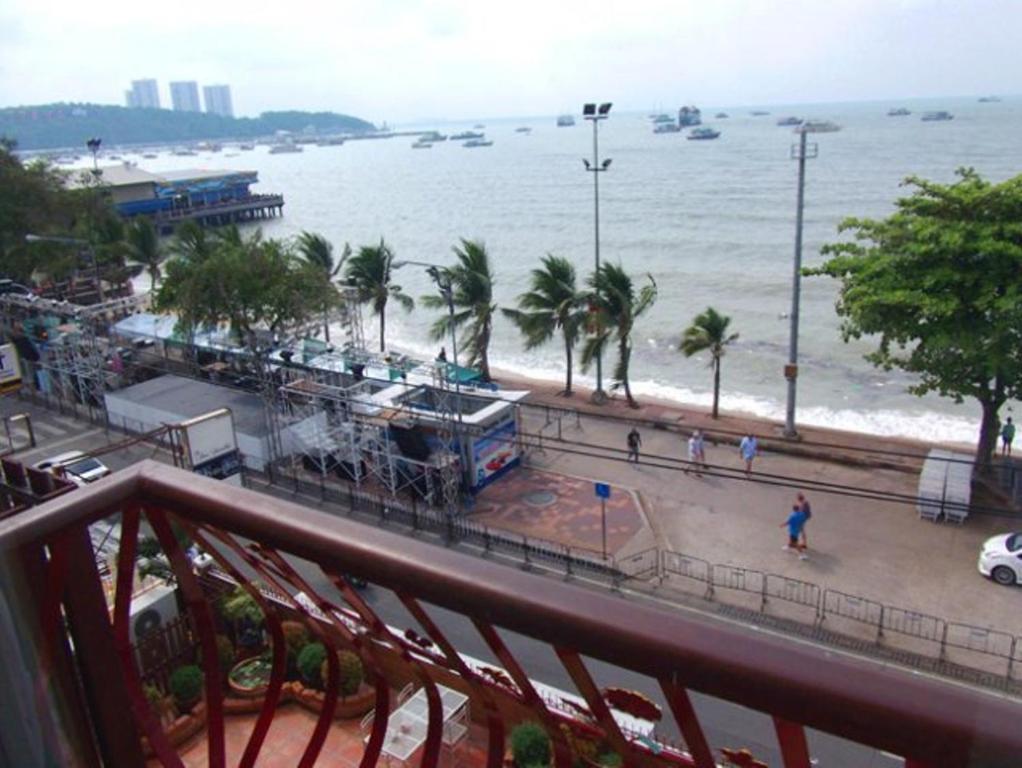 The Red Balcony Inn Pattaya Buitenkant foto